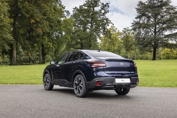 Citroën C4 X con una estética SUV, mostrando su renovada línea lateral y parte trasera.