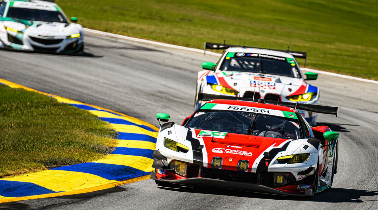 Ferrari compitiendo con intensidad en Petit Le Mans