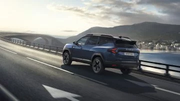 Dacia Bigster revela contornos robustos y diseño dinámico en su nuevo SUV.