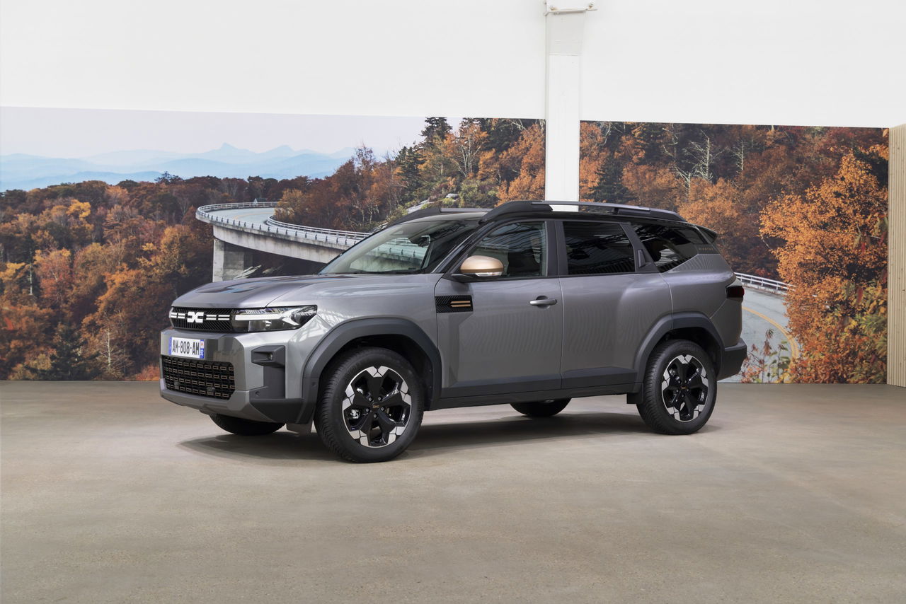 Vista lateral del Dacia Bigster 2025 en tono gris Schiste, mostrando su robustez y diseño 4x4.