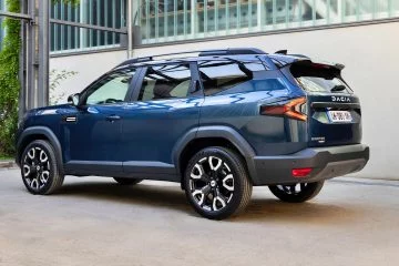 El Dacia Bigster luce un diseño robusto con líneas definidas, similar en tamaño al Toyota RAV4.