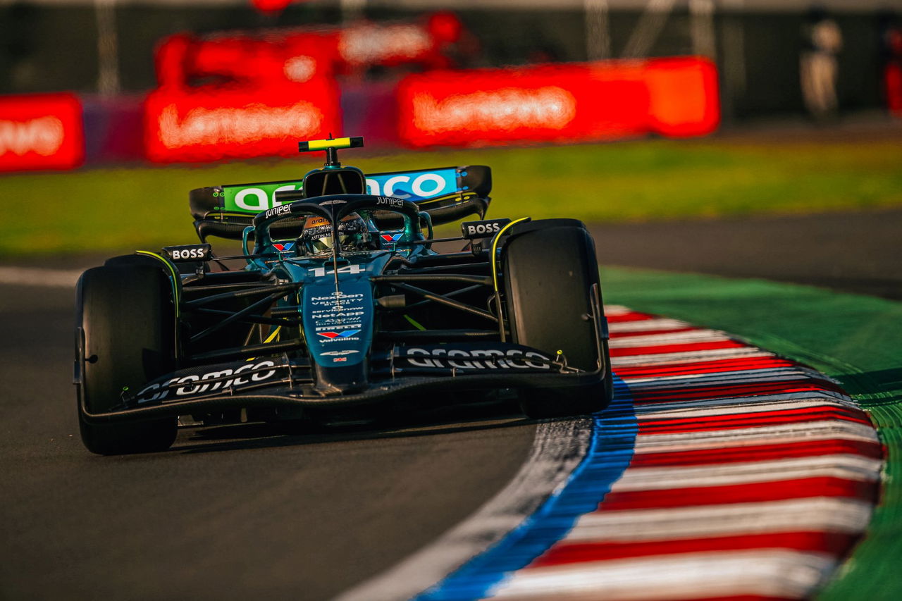 Fernando Alonso compite con gran destreza en el GP de México.