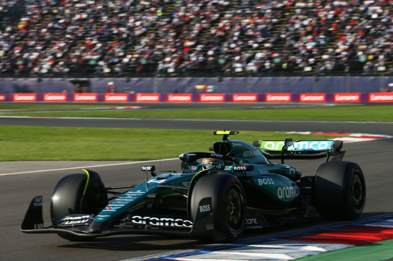 Fernando Alonso pilotando agresivamente en México