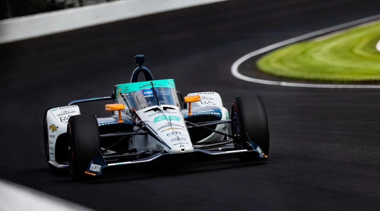 Fernando Alonso compitiendo en la Indy 500, velocidad y destreza en pista.