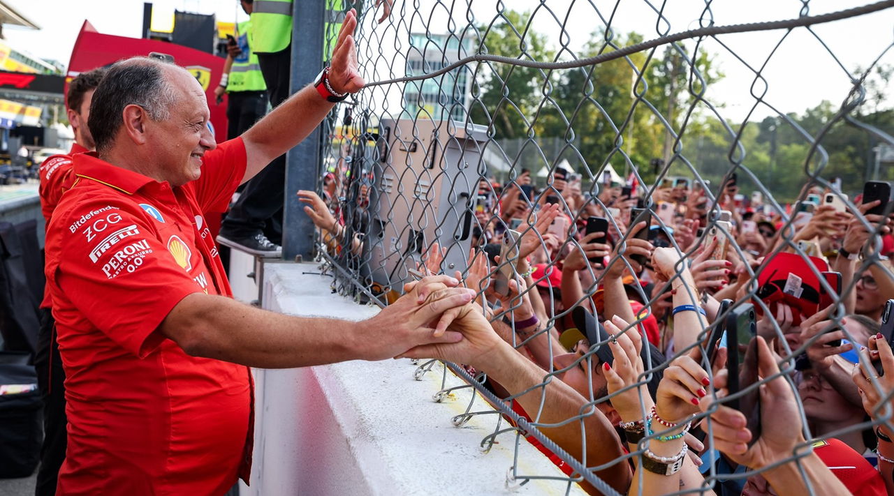 Frédéric Vasseur en el paddock de Ferrari en Monza, interacción con aficionados.