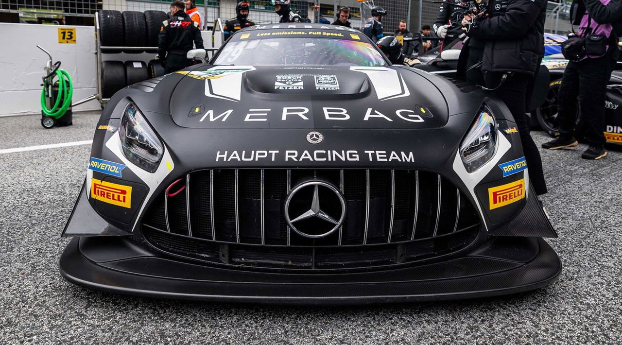 Vista delantera del Haupt Racing Team Mercedes AMG GT3 en boxes.