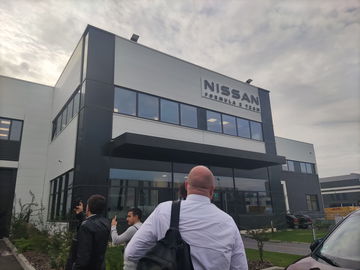 Vista lateral de las instalaciones de Nissan, capturando la esencia corporativa.