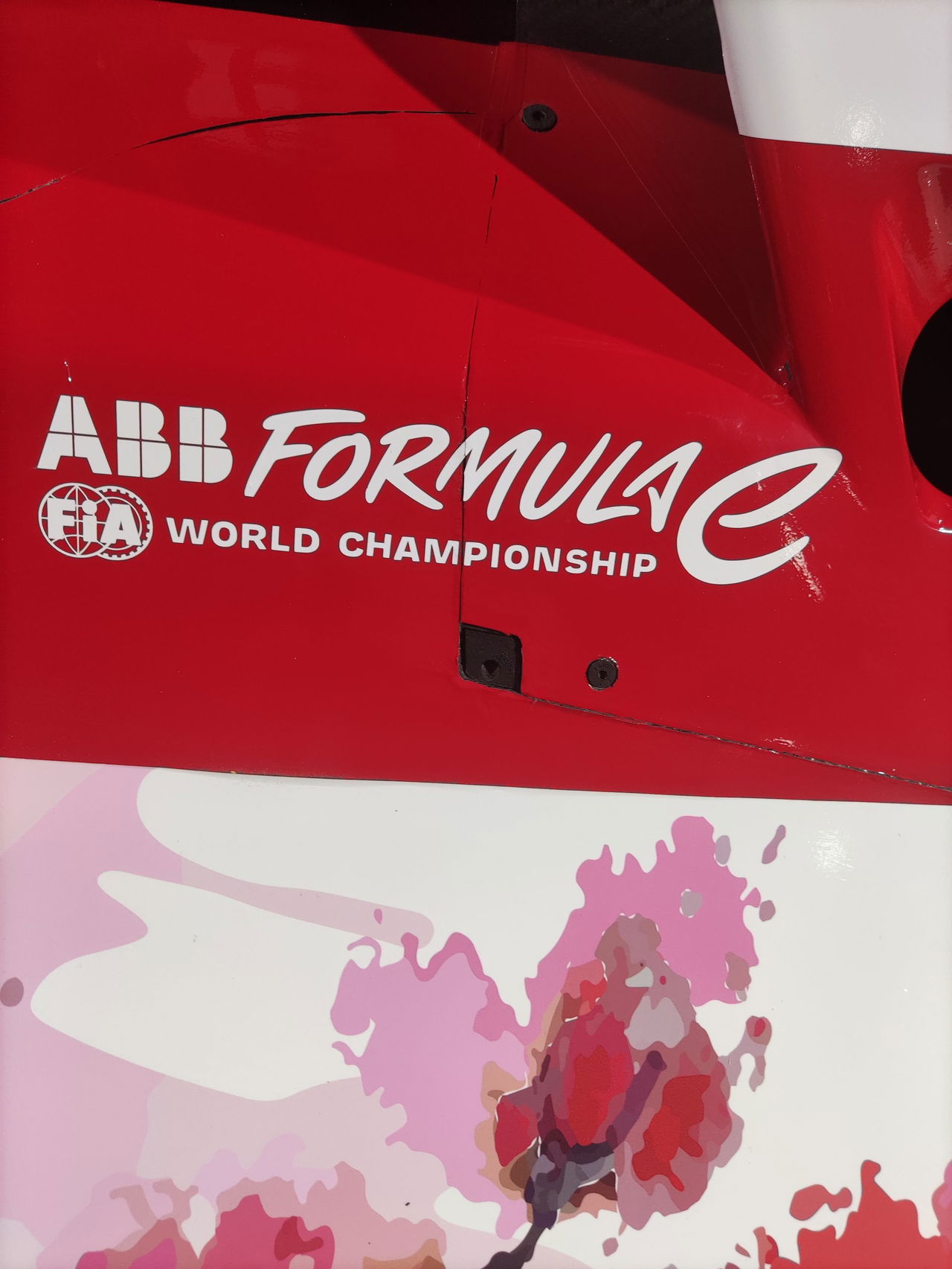 Primer plano del logotipo ABB Formula E, destacando su presencia en el campeonato.