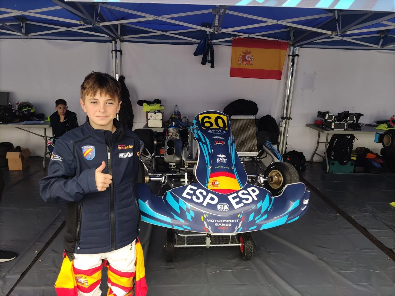 Bosco Arias junto a su kart preparado para la competición.