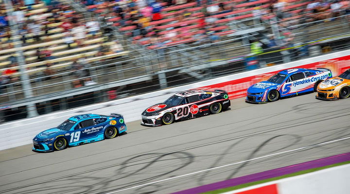 Vista lateral de vehículos NASCAR en competición en Michigan, emociones a la orden del día