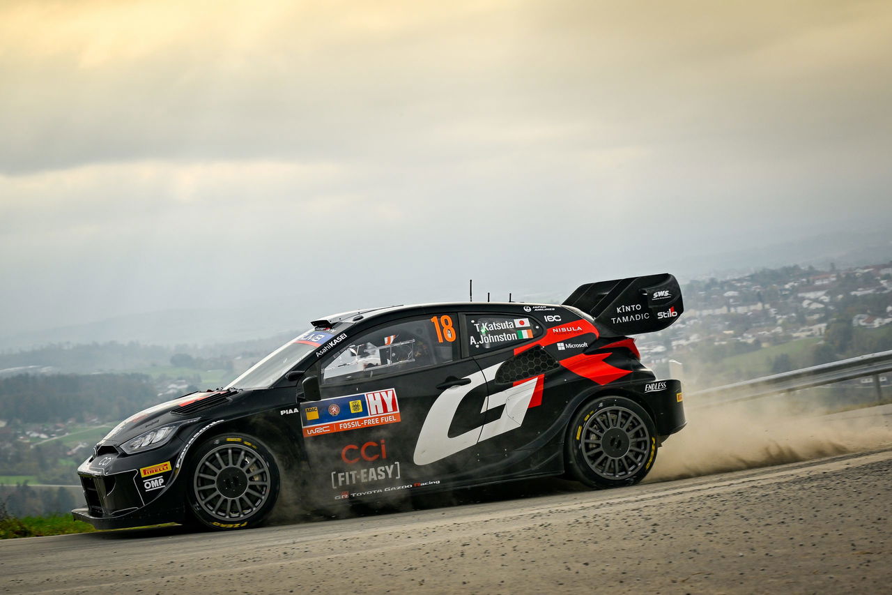 Takamoto Katsuta al volante del Toyota Yaris WRC, mostrando destreza en el Rally de Centroeuropa.