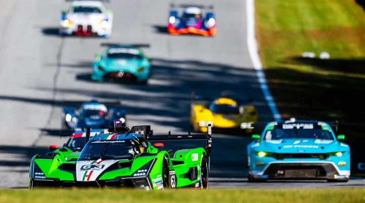 Vista dinámica del Lamborghini SC63 compitiendo en pista