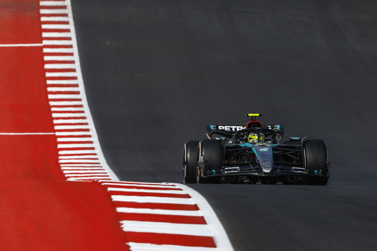 Monoplaza Mercedes en acción durante los entrenamientos libres del GP de EE.UU.