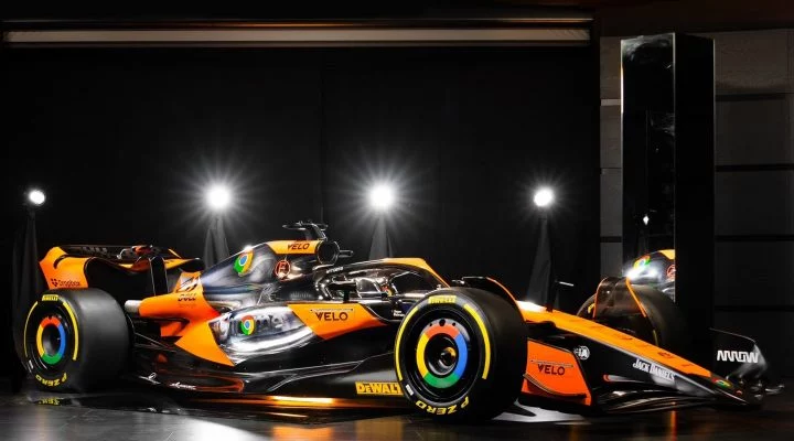 El icónico acabado cromado de McLaren brilla bajo las luces en el GP de Austin.