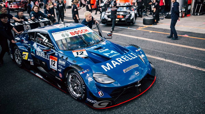 Nissan del equipo Calsonic en Super GT, impecable en su librea azul.