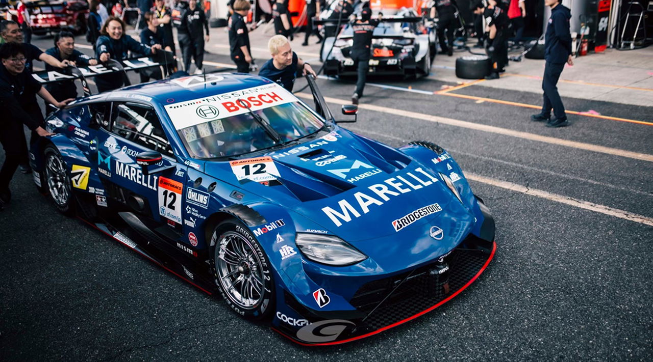 Nissan del equipo Calsonic en Super GT, impecable en su librea azul.