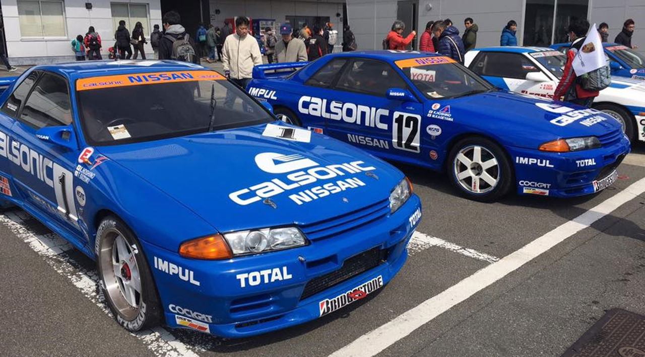 Vista lateral del Nissan Skyline Calsonic en competición Super GT.