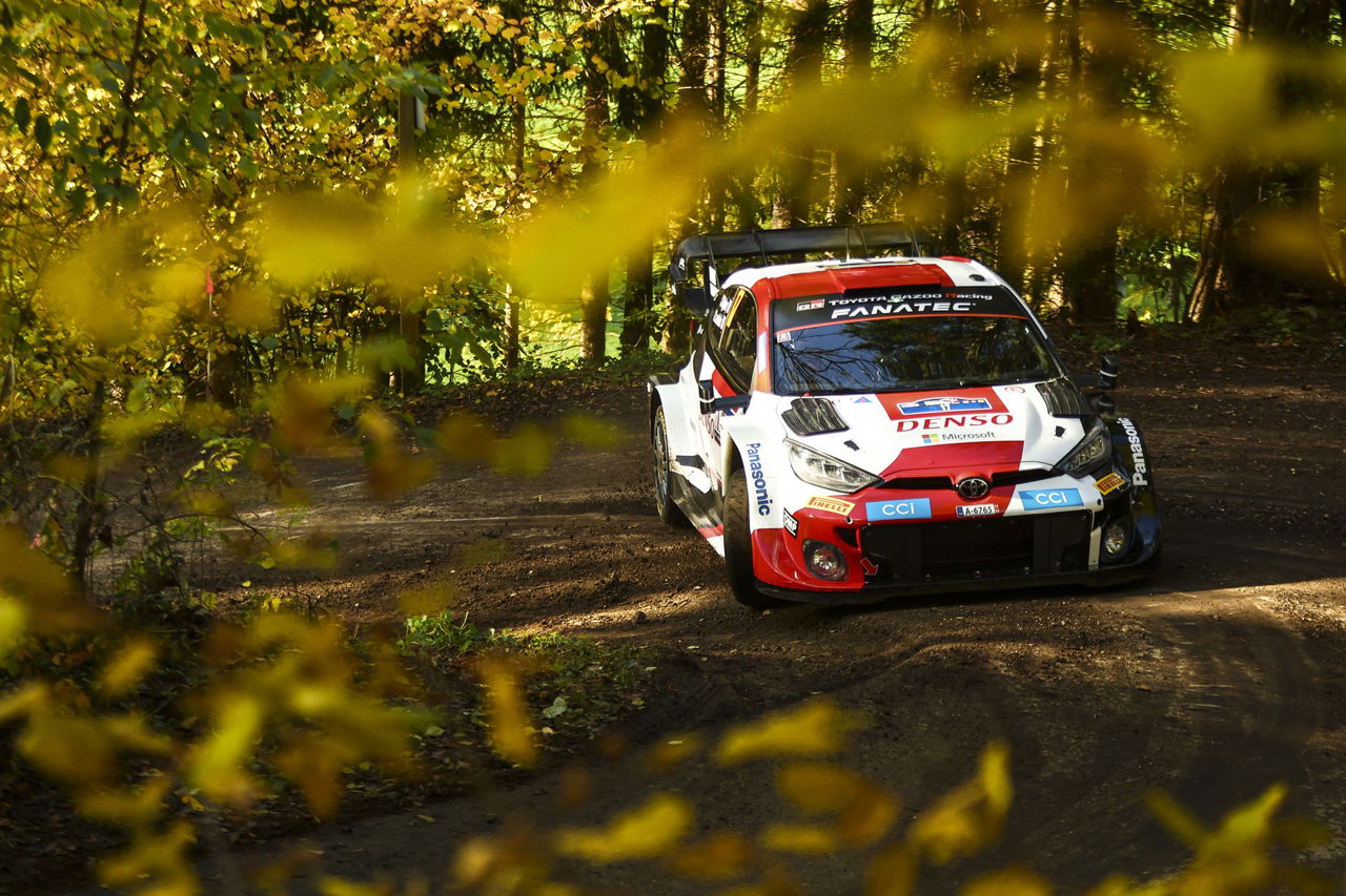 Vista dinámica del Toyota Yaris WRC en acción, Rally de Centroeuropa 2024.