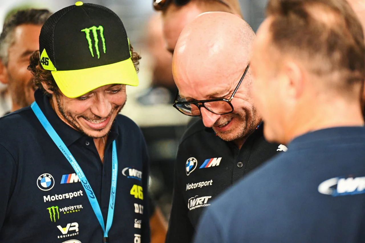 Valentino Rossi conversa con ingenieros del equipo BMW M Motorsport.