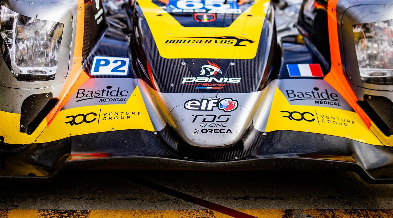 Vista frontal del Oreca LMP2 del equipo Panis Racing, mostrando la aerodinámica optimizada.