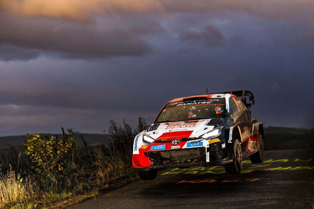 Toyota en acción durante el Rally de Centroeuropa 2024, dominando las curvas.