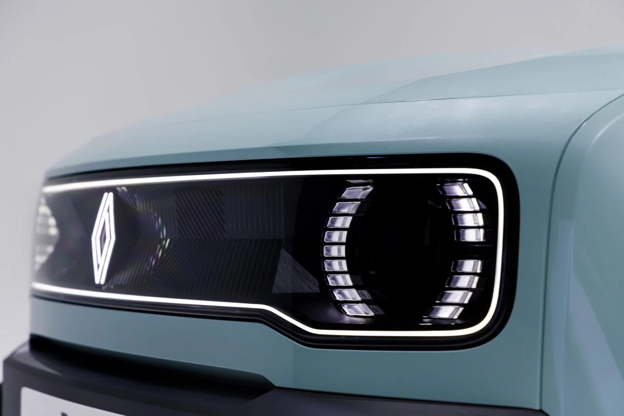 Vanguardista faro LED del Renault 4, mostrando diseño actualizado y moderno.