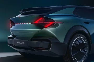 Vista trasera-lateral del Renault Emblème, realzando su diseño aerodinámico y moderno