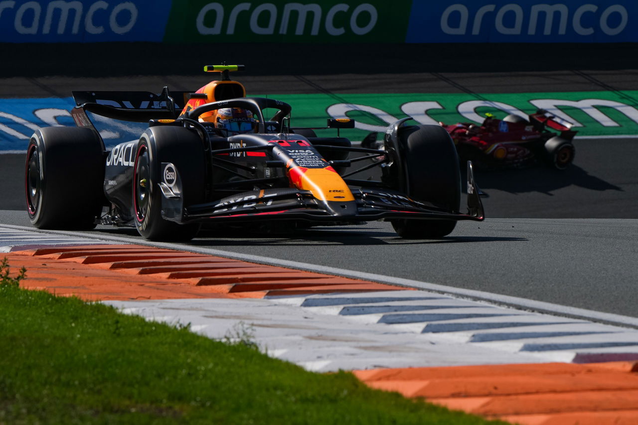 El RB20 de Red Bull en pista, mostrando su perfil lateral con el nuevo sistema de altura.