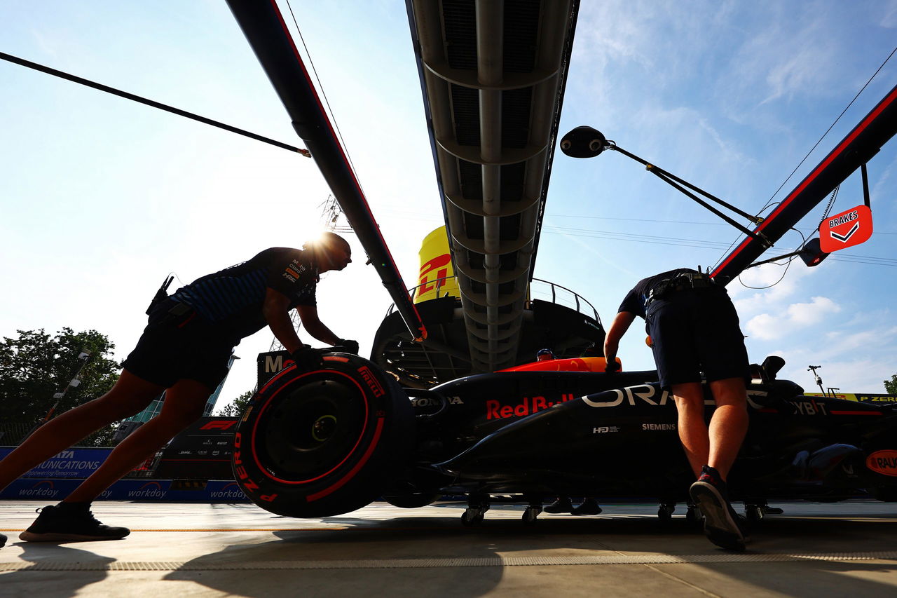 El RB20 de Red Bull durante ajustes en la altura de la quilla