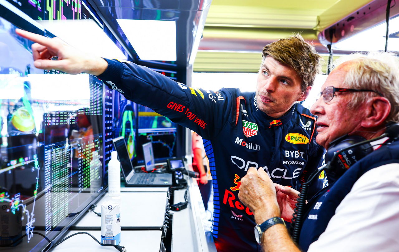 Max Verstappen discutiendo estrategias antes de la penalización en Interlagos.