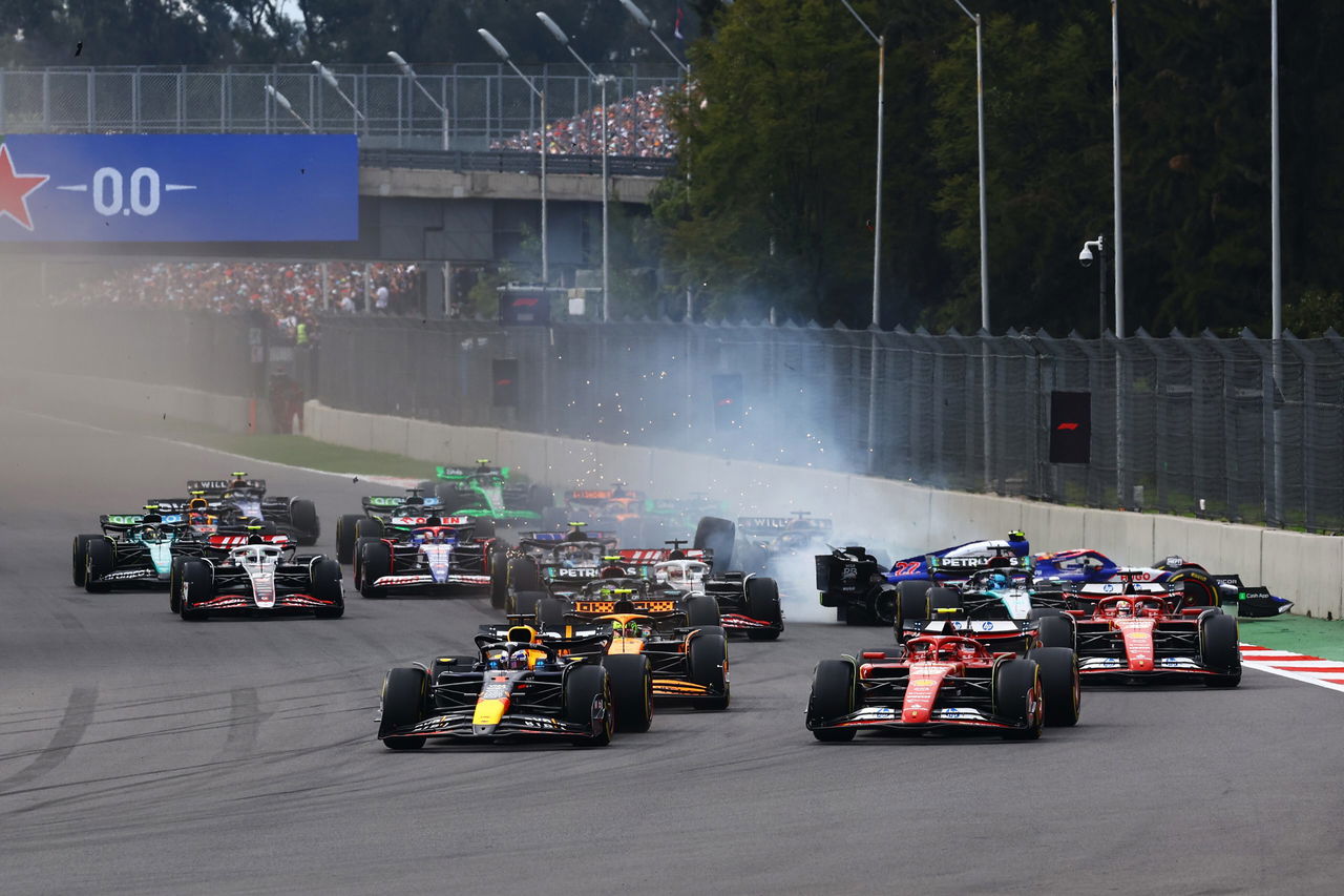 Carlos Sainz lidera el pelotón en el Gran Premio de México, mostrando su maestría al volante.