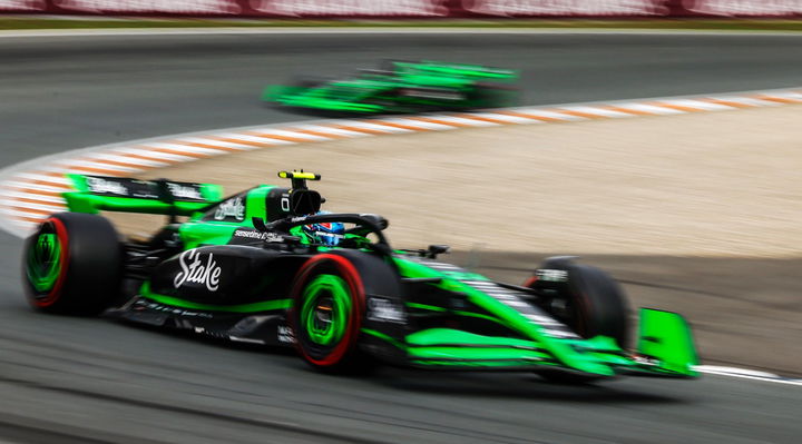 Vistazo dinámico de un monoplaza en acción en el Gran Premio de Países Bajos