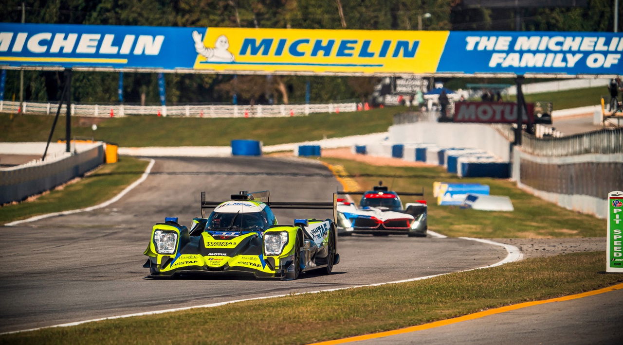 Vista lateral de LMP2 en acción durante el Petit Le Mans 2024