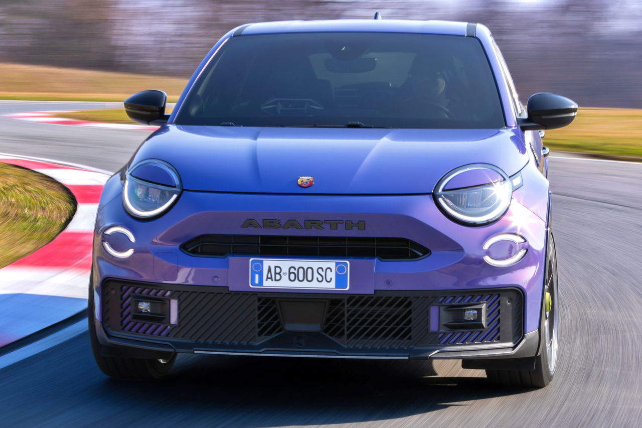 Abarth 600e en circuito, mostrando su dinámica frontal y perfil