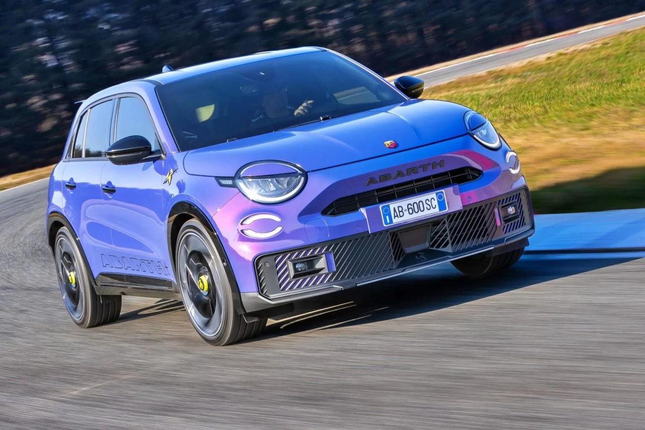 Vista dinámica del Abarth 600e en acción, mostrando su agresiva frontal y perfil.