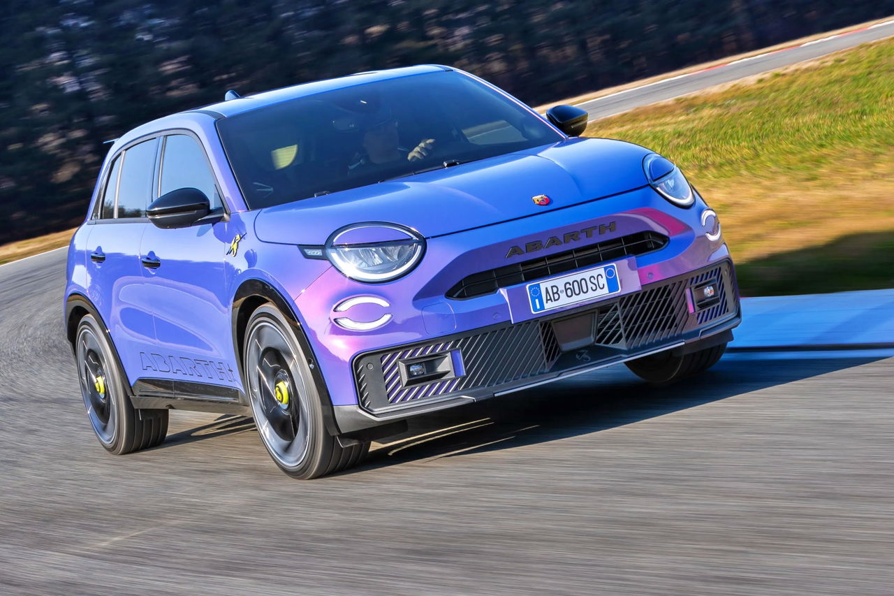 Vista dinámica del Abarth 600e en acción, mostrando su agresiva frontal y perfil.