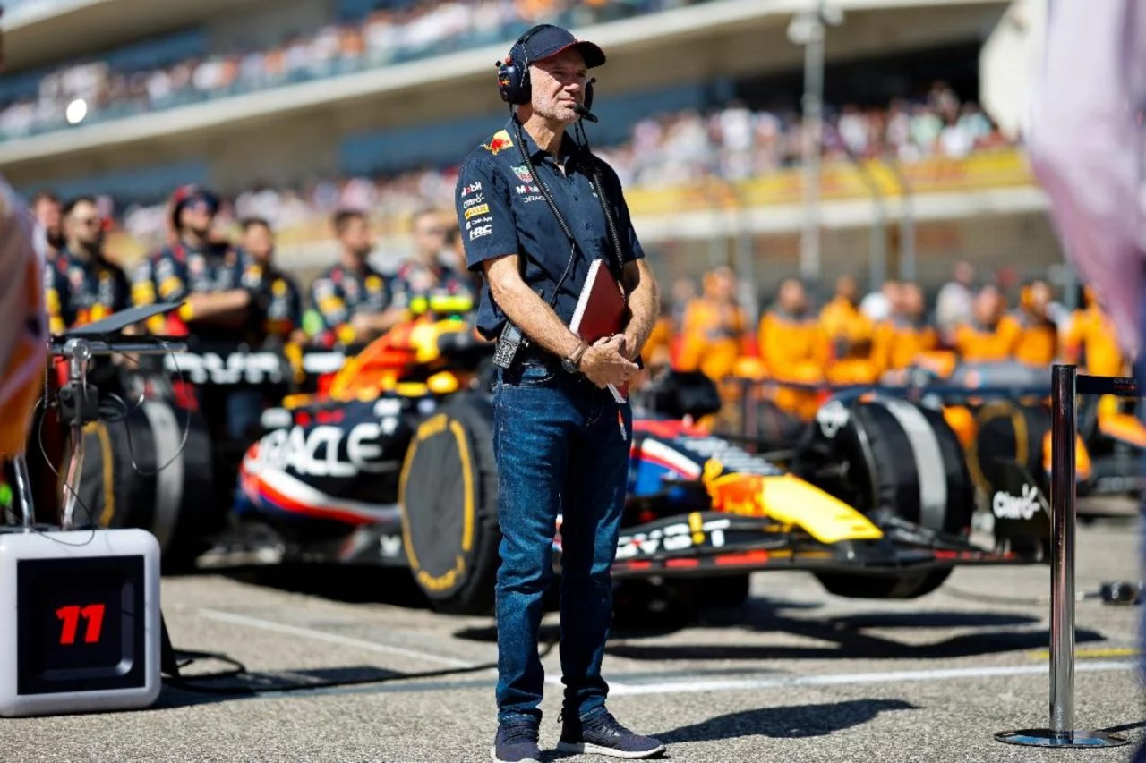 Adrian Newey junto a un Red Bull Racing en la parrilla de Fórmula 1.