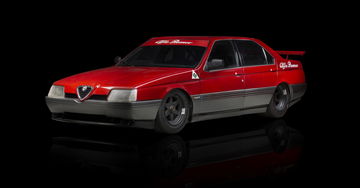 Alfa Romeo 164 ProCar en perspectiva lateral, luciendo su diseño aerodinámico.