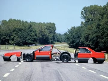 Vista lateral del Alfa Romeo 164 Pro-Car, resaltando su aerodinámica.