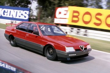 El Alfa Romeo 164 Pro-Car en una toma dinámica lateral, expresando su esencia deportiva.