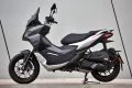 El scooter Aprilia SR GT 125 ofrece una estética robusta para la jungla urbana.