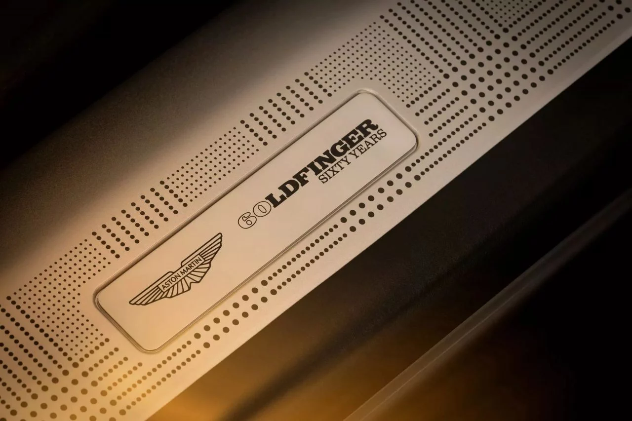 Placa conmemorativa del Aston Martin DB12 Goldfinger, detalle exquisito.