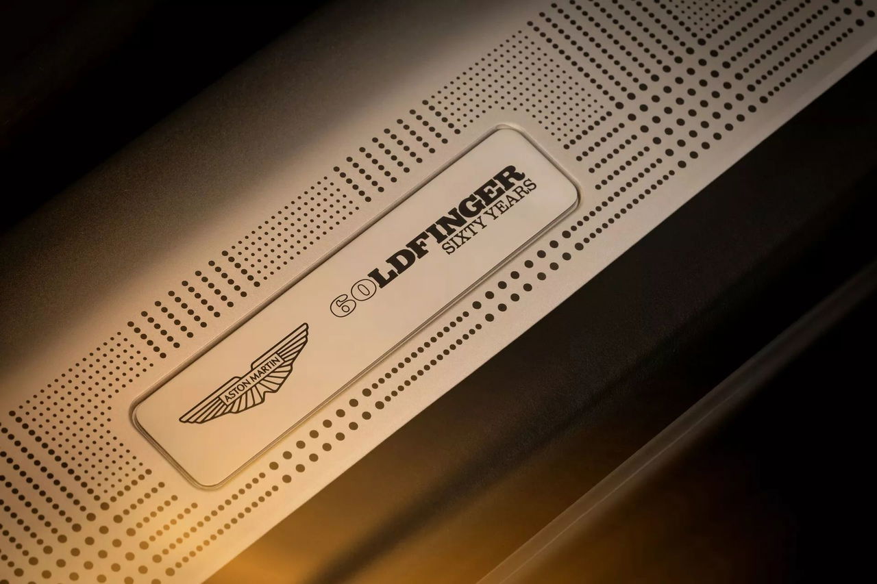 Placa conmemorativa del Aston Martin DB12 Goldfinger, detalle exquisito.