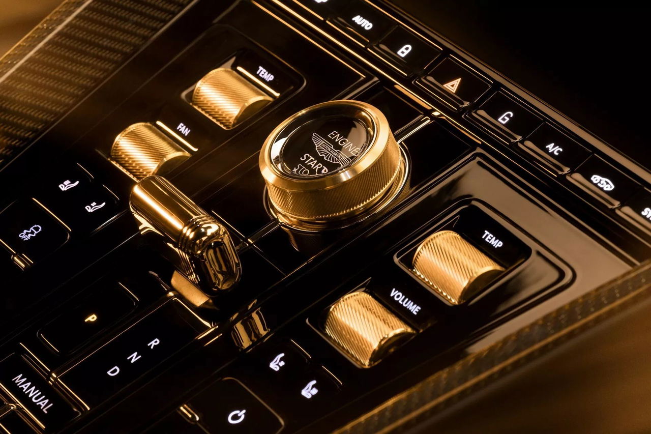 Consola central del Aston Martin DB12 Goldfinger con acabados de lujo.