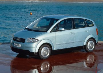 Vista lateral del Audi A2, destacando su diseño compacto y aerodinámico.