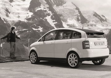 El Audi A2 en su hábitat natural, luciendo su diseño lateral compacto y aerodinámico.