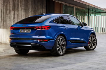 El Audi Q6 Sportback muestra su silueta coupé y diseño trasero deportivo