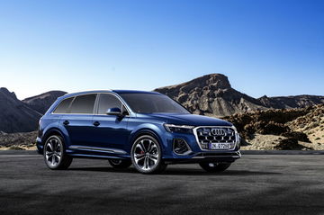 El Audi Q7 muestra su imponente perfil lateral, destacando su diseño elegante.