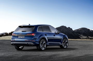 Audi Q7 con línea trasera dinámica relevando potencia y diseño robusto