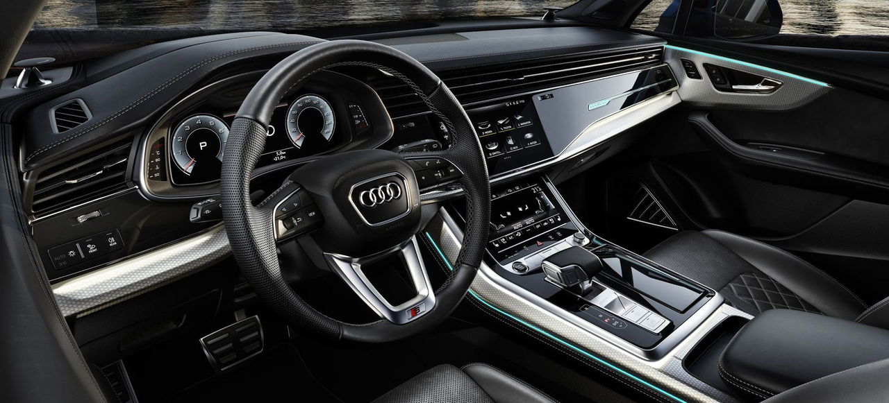 Elegante cabina del Audi Q7 que resalta lujo y tecnología avanzada.